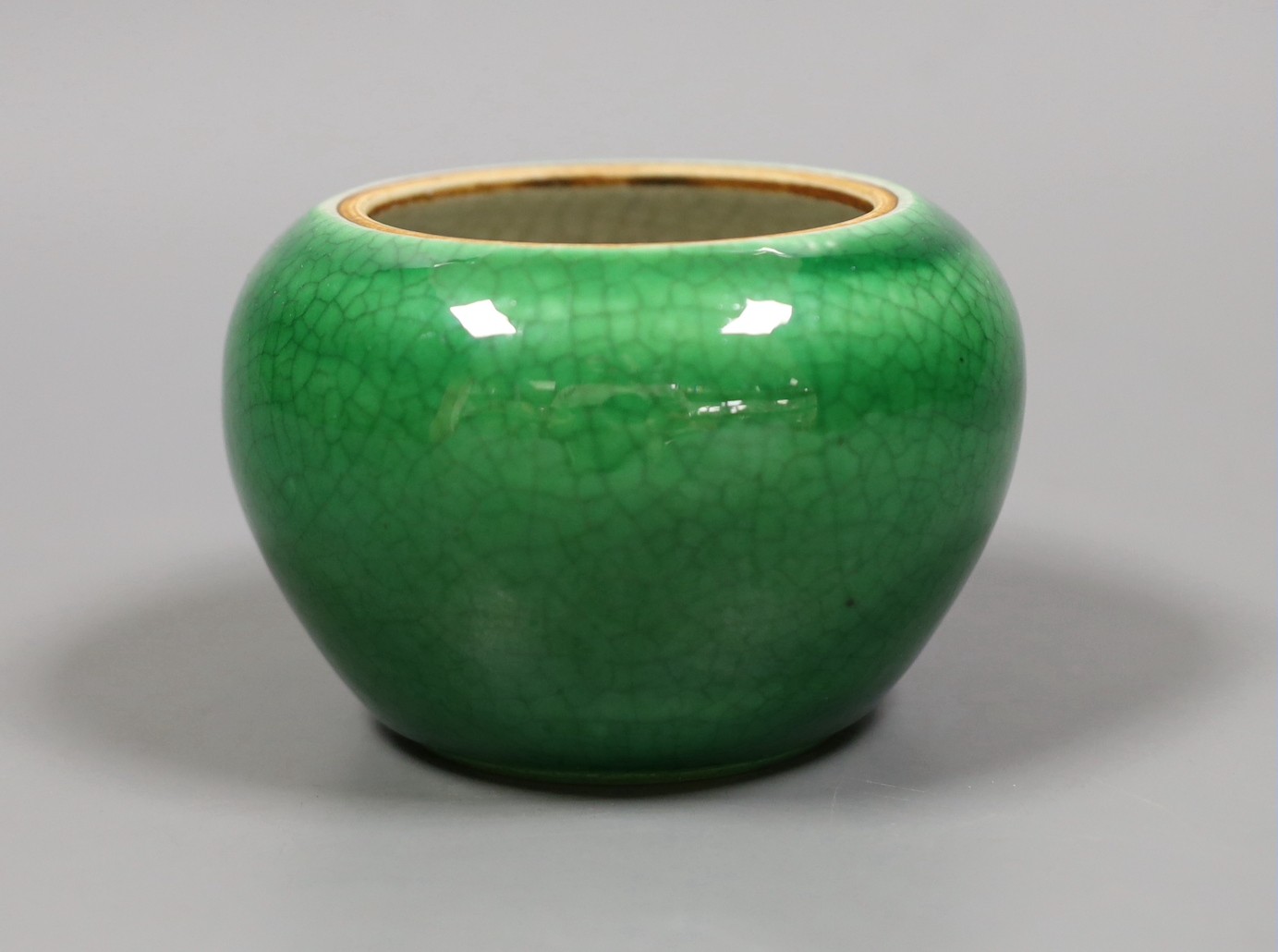 A Chinese green crackle glaze brush washer, 8cm tall